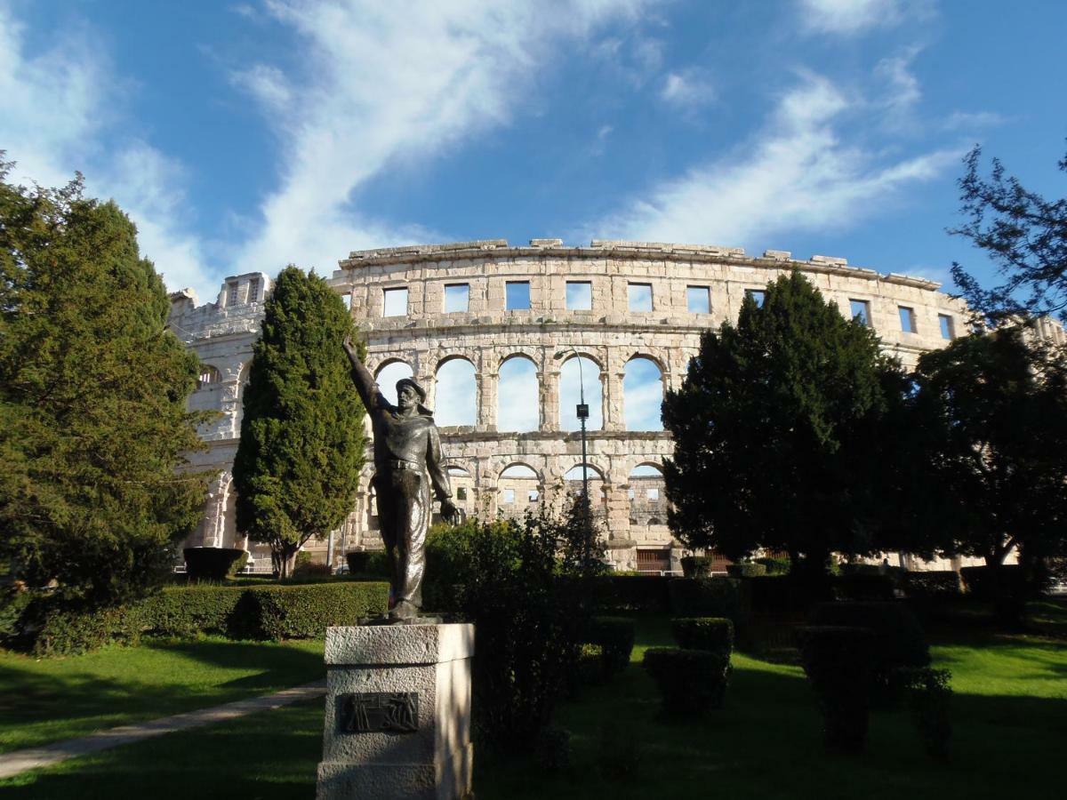 Noemi City Apartments Pula Bagian luar foto