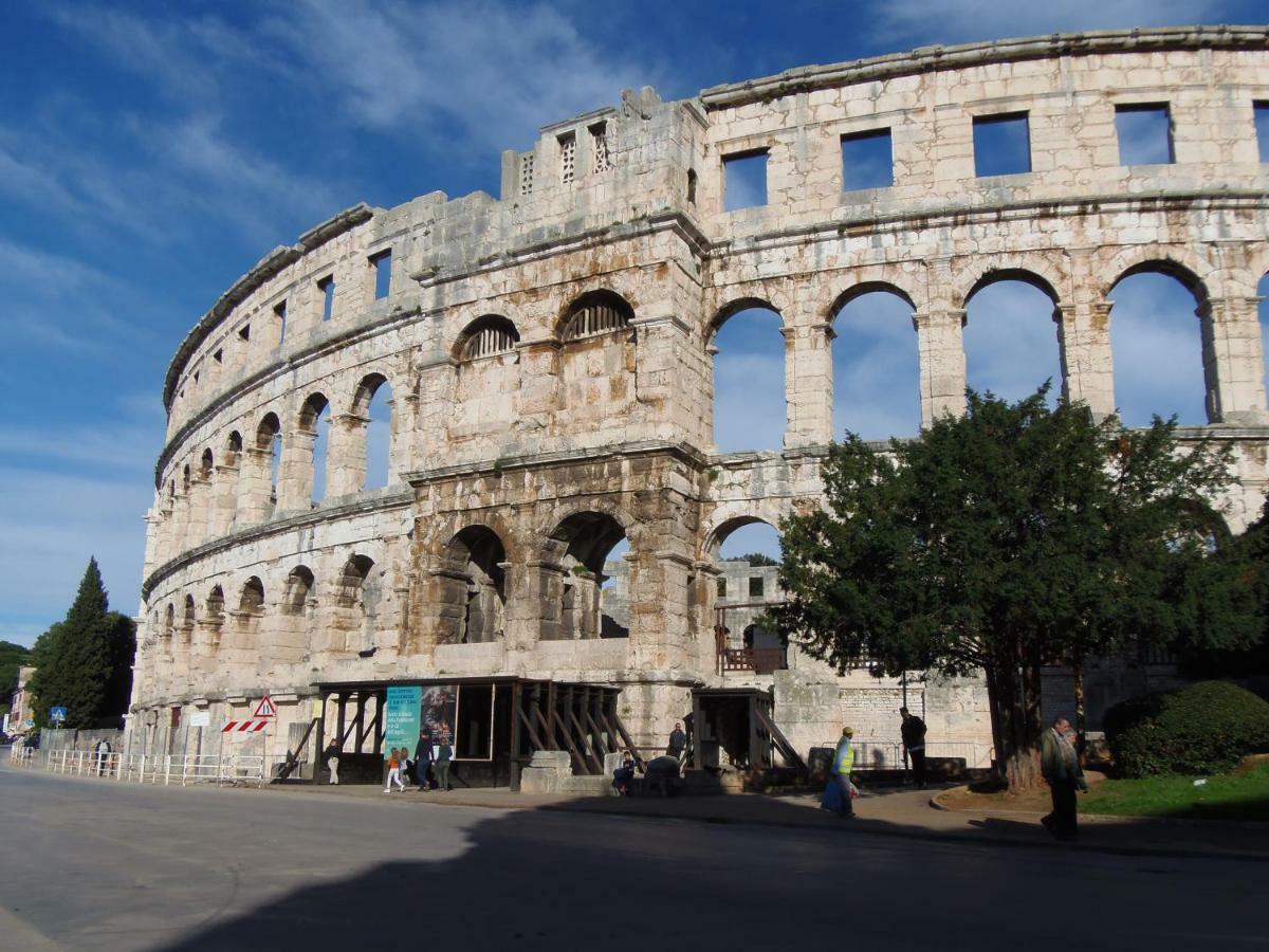 Noemi City Apartments Pula Bagian luar foto